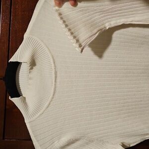 Hooked Up by IOT Junior's Cream Sweater Size SMALL.